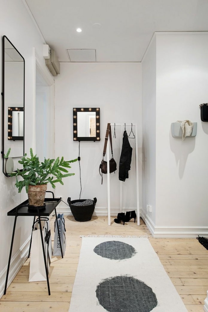 Décoration et éclairage dans un couloir de style scandinave style