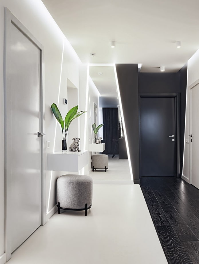 Décoration intérieure du couloir dans le style hi-tech