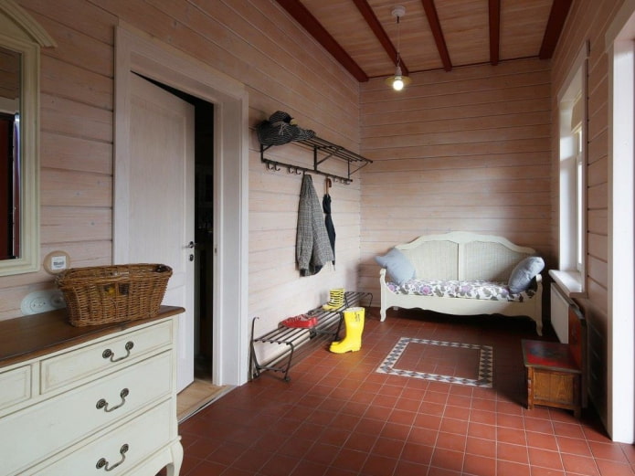 Meubles dans le couloir de style provençal