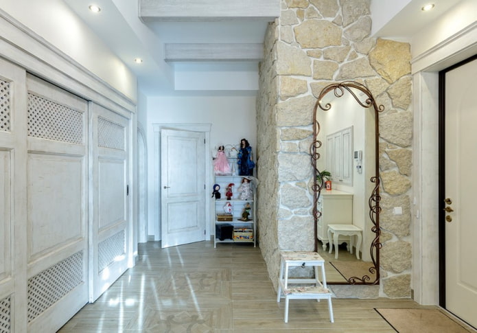 Décoration de couloir de style provençal
