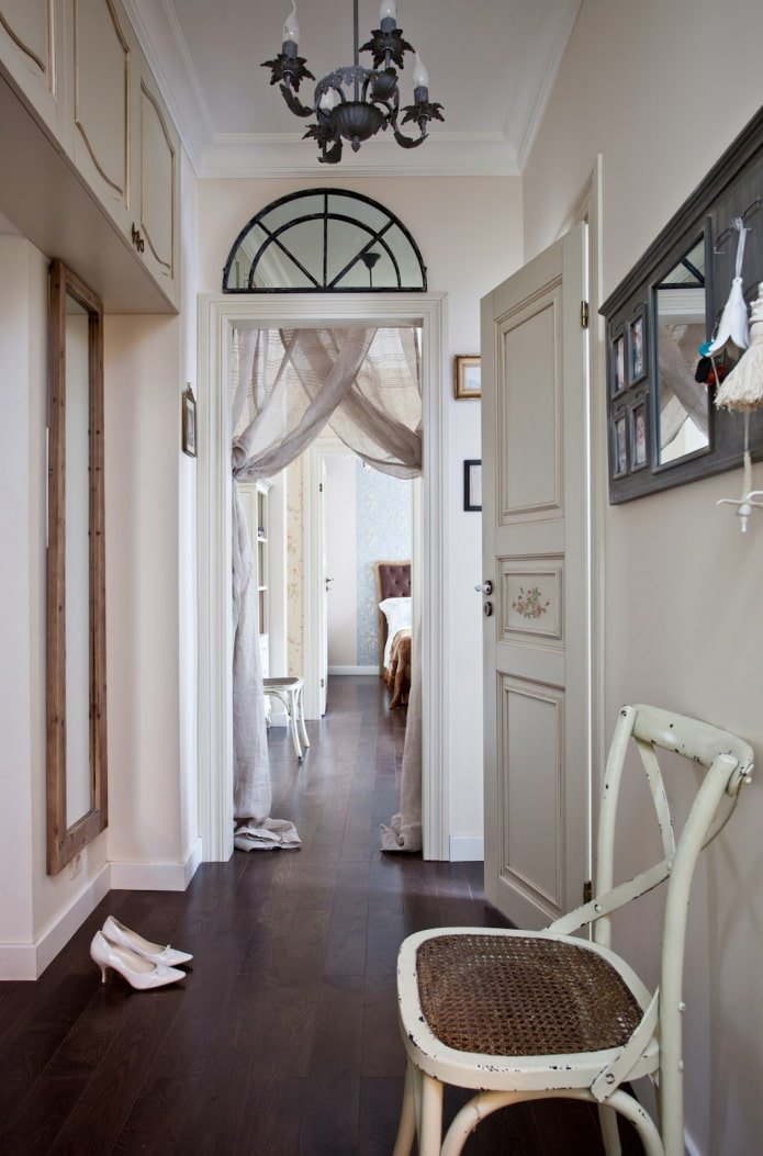 conception intérieure du couloir dans le style provençal
