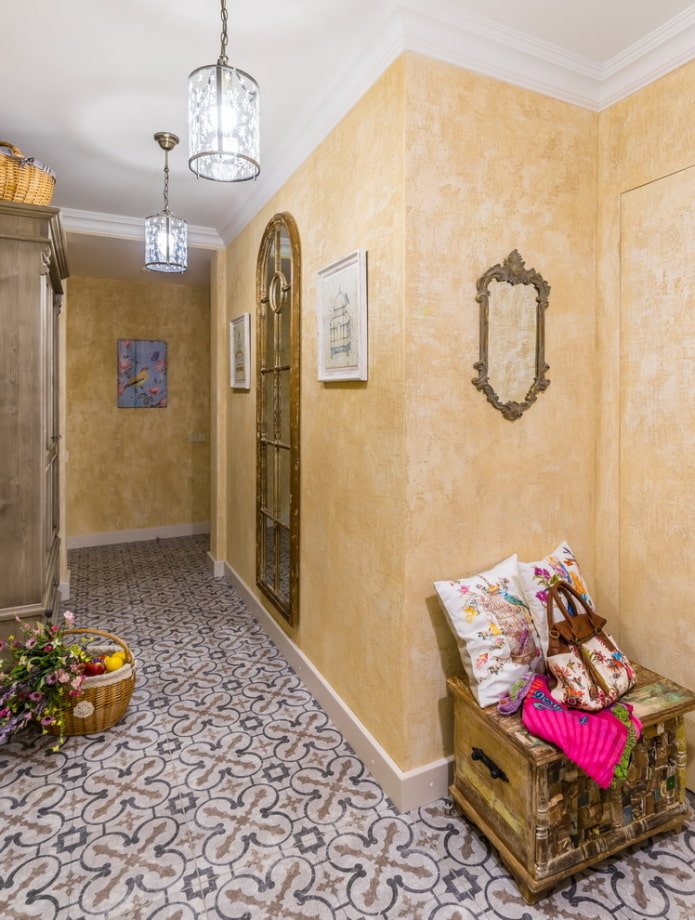 Décoration et accessoires dans l'intérieur du couloir de style provençal