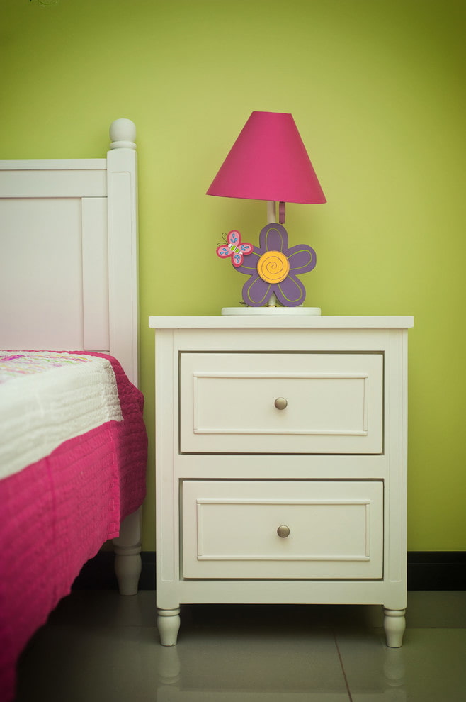 Table de chevet blanche pour enfant