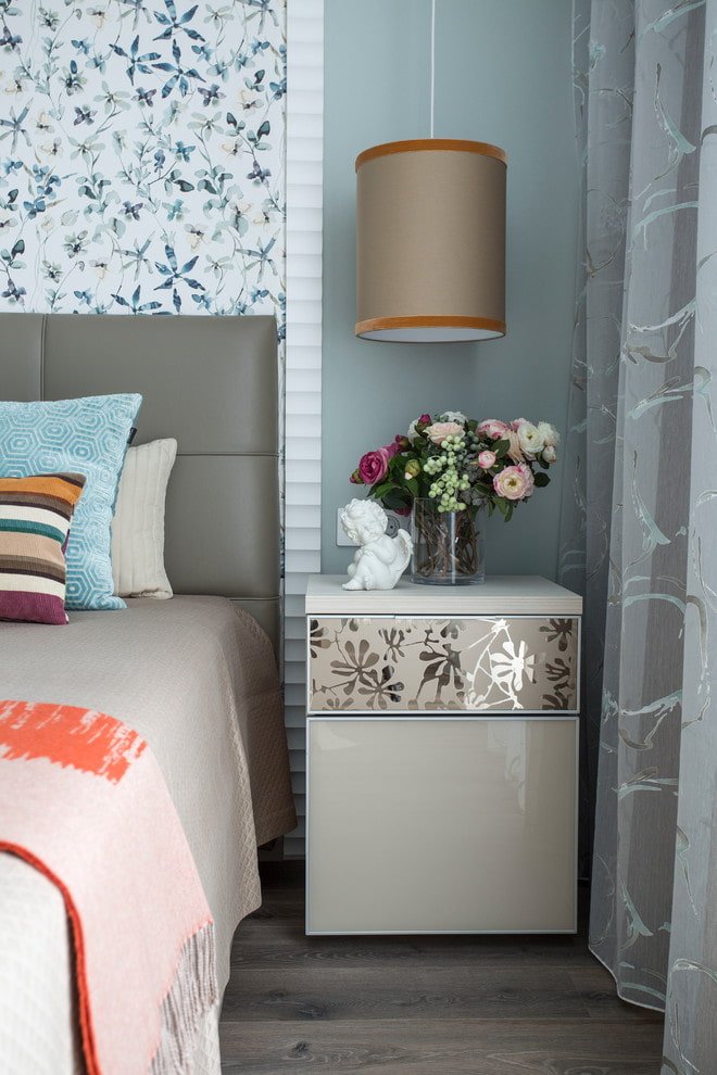 Table de chevet dans la chambre