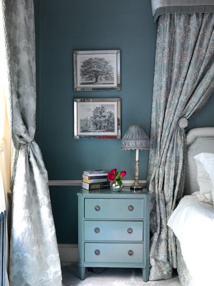 Table de chevet dans la chambre