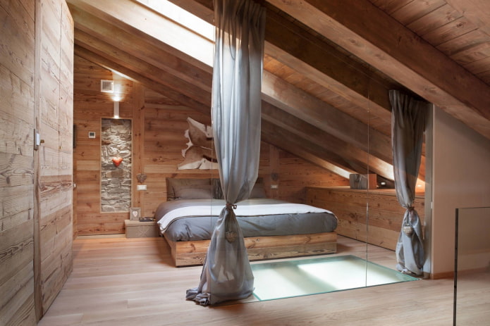 Intérieur de chambre mansardée en bois brut