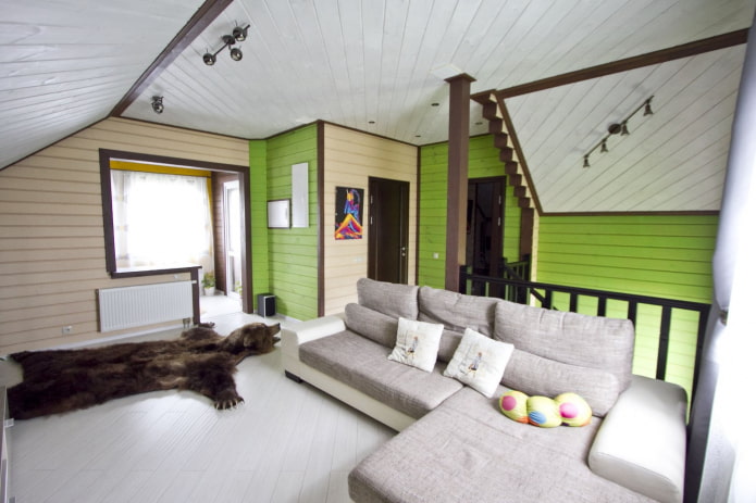 Salon blanc, vert et beige dans une maison en bois