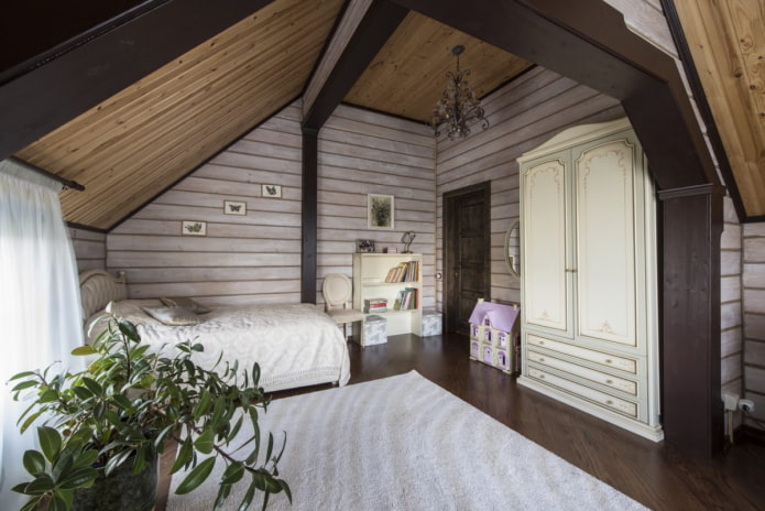 Chambre d'enfant beige-marron dans une maison en bois