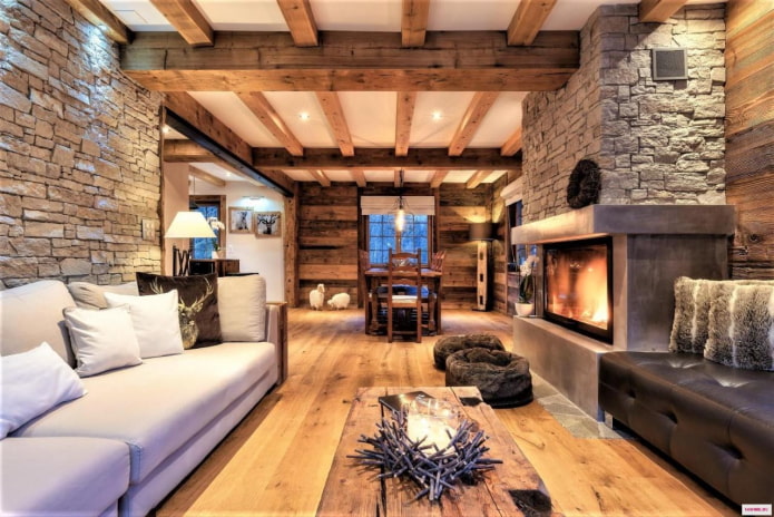 Pierre artificielle à l'intérieur d'une maison en bois