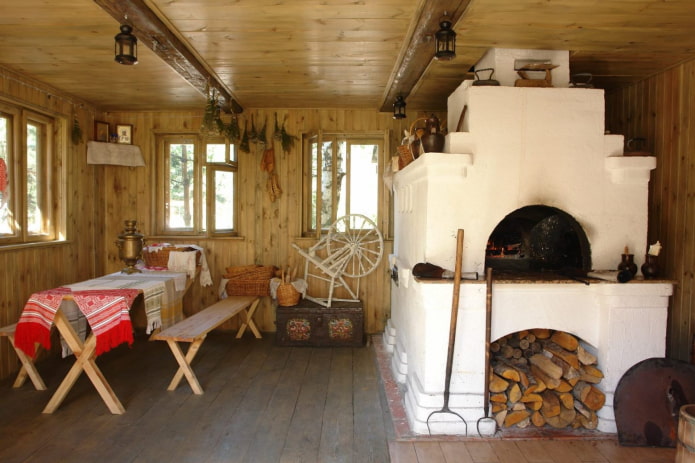 entrée avec un poêle dans une cabane russe