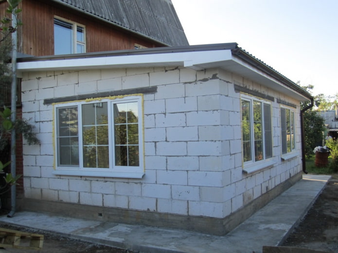 une extension d'une maison en bois en blocs de mousse