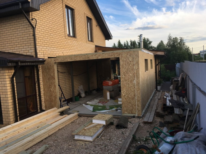 un garage attenant à la maison