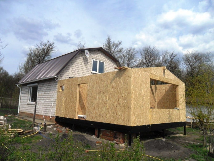Extension d'une maison en béton en panneaux SIP
