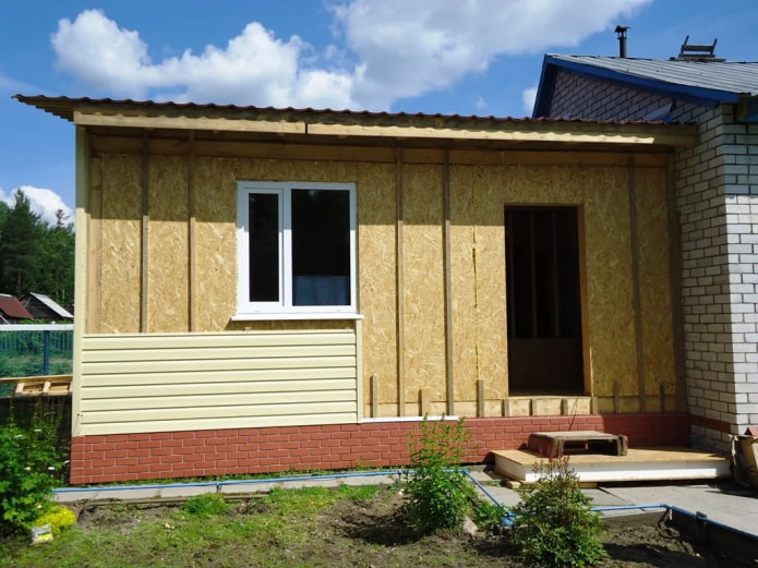 finition d'une extension en panneaux SIP avec bardage