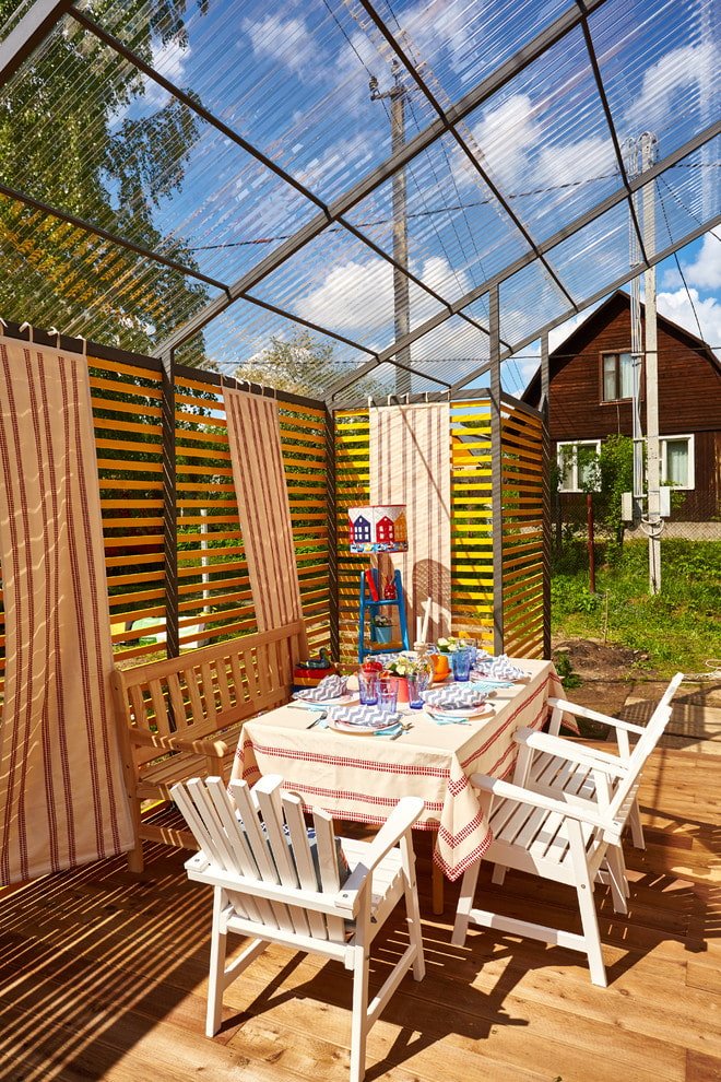Salle à manger sur une véranda ouverte