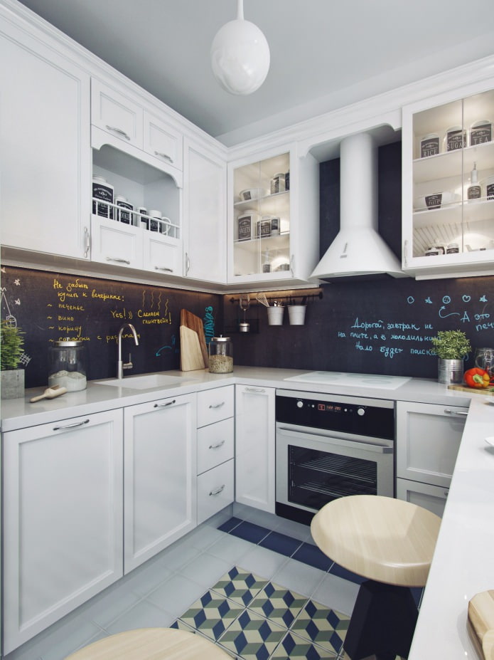 Intérieur de cuisine avec ensemble de cuisine blanc