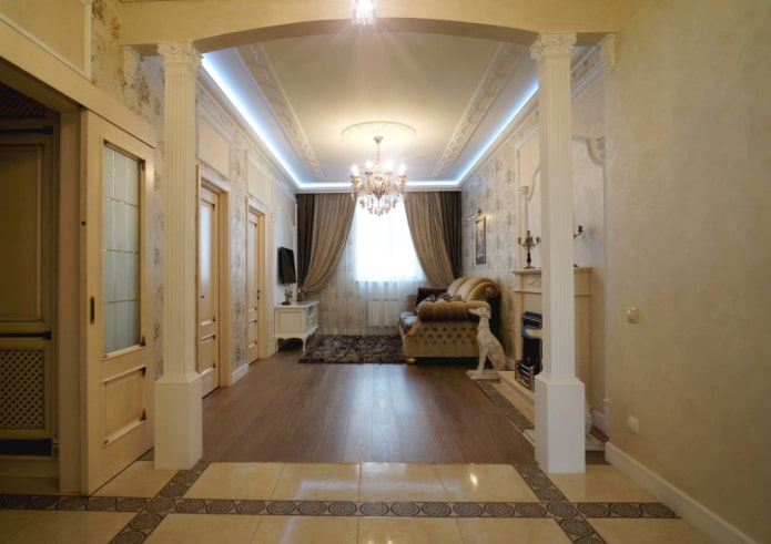plusieurs portes dans le salon