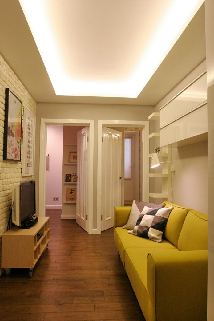 portes donnant sur le couloir et la chambre dans le hall