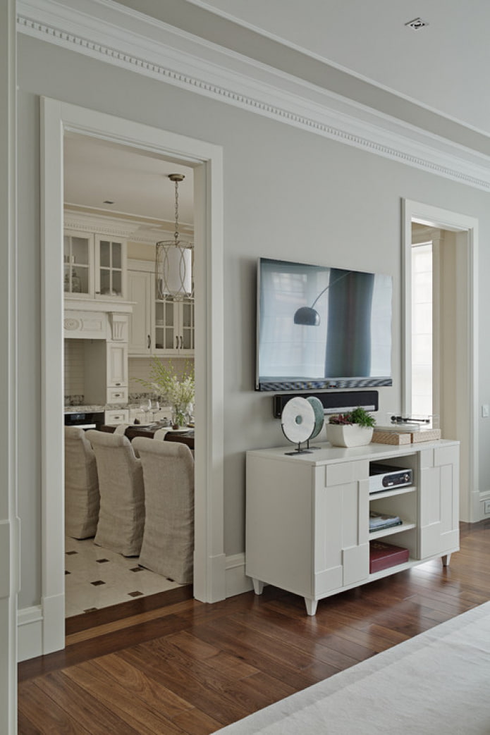 hall avec portes donnant sur la cuisine