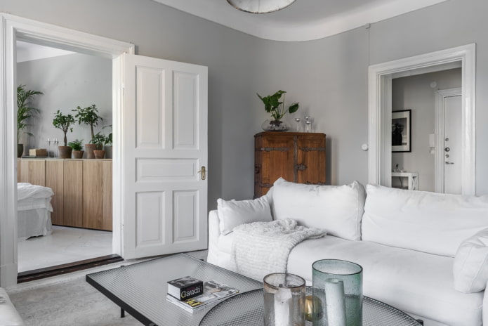 portes sur différents murs du couloir