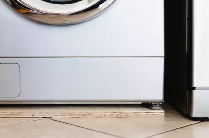 Contreplaqué sous la machine à laver