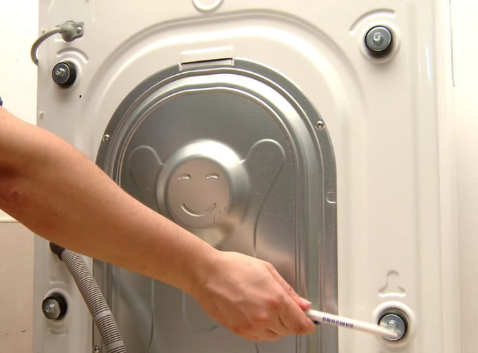 Retrait des boulons de transport du lave-linge