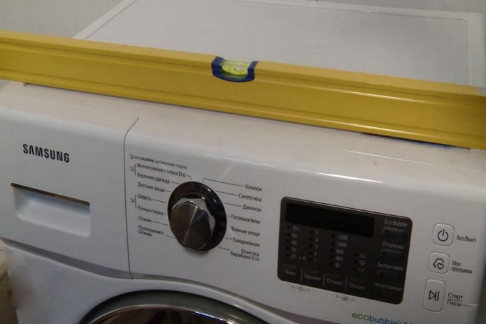 Installation du lave-linge à niveau