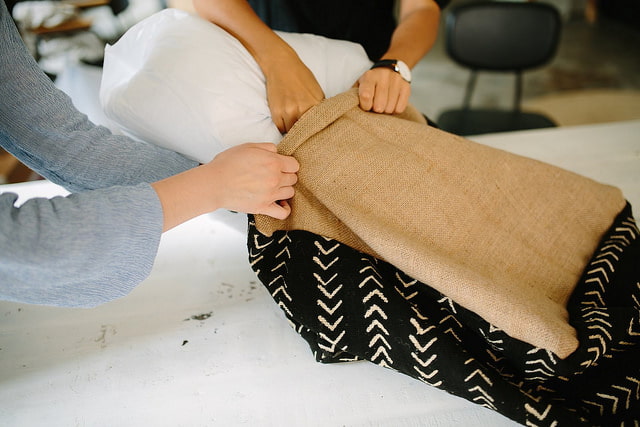 pouf fait d'un coussin et d'une housse
