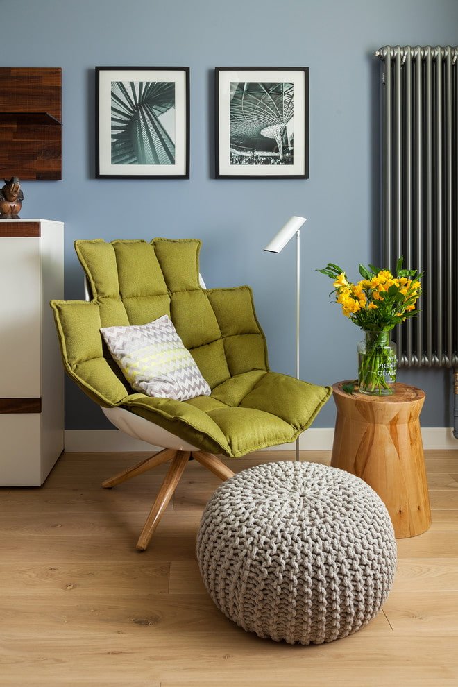 pouf tricoté dans un salon
