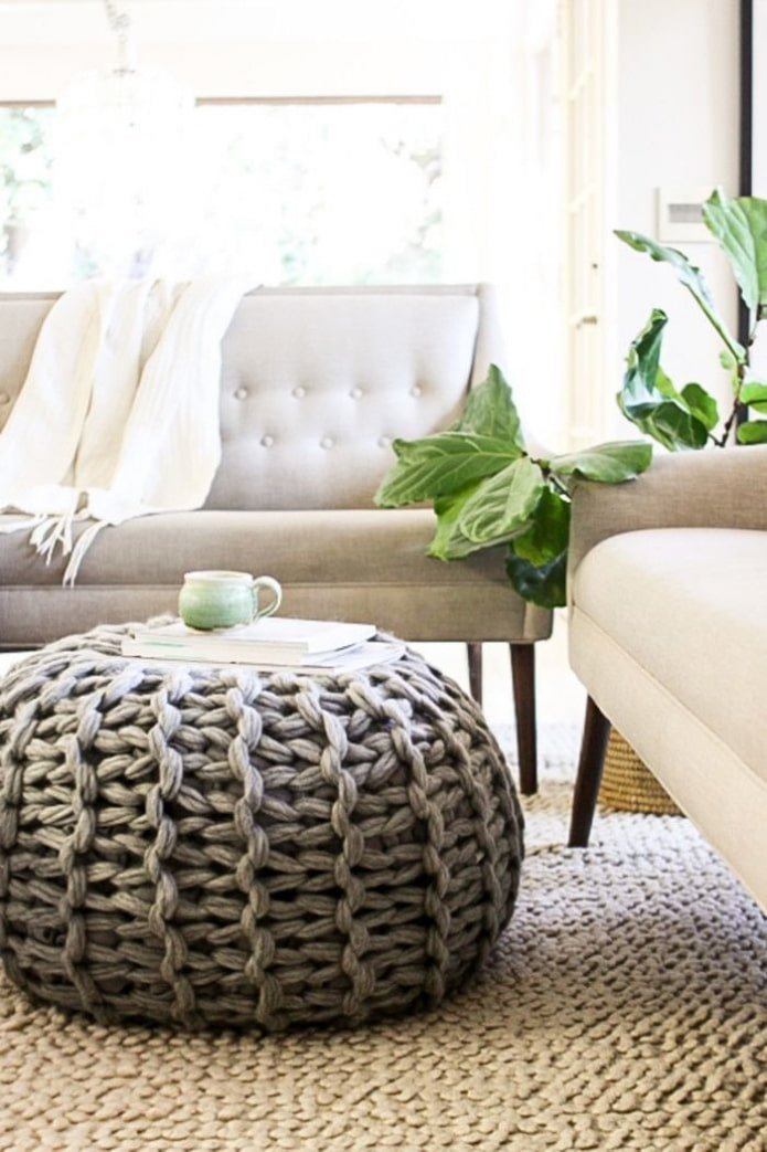 pouf tricoté dans un salon