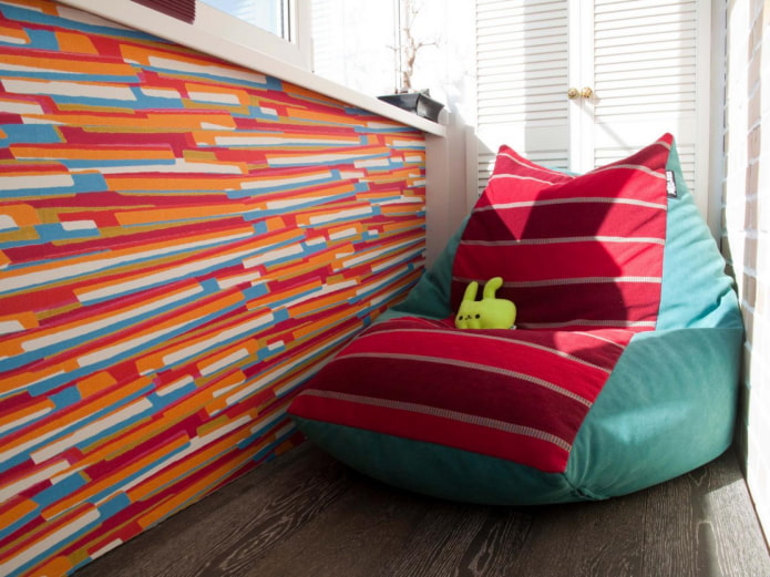 pouf à l'intérieur du balcon