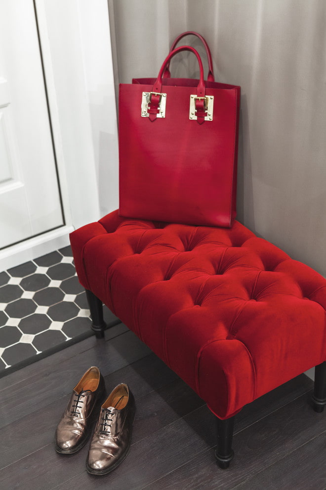 pouf rouge dans une chambre