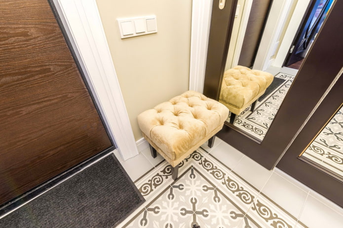 Pouf dans un couloir