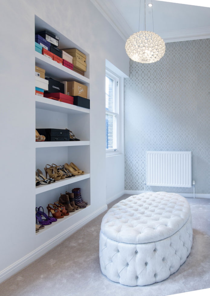 Pouf ovale dans le dressing