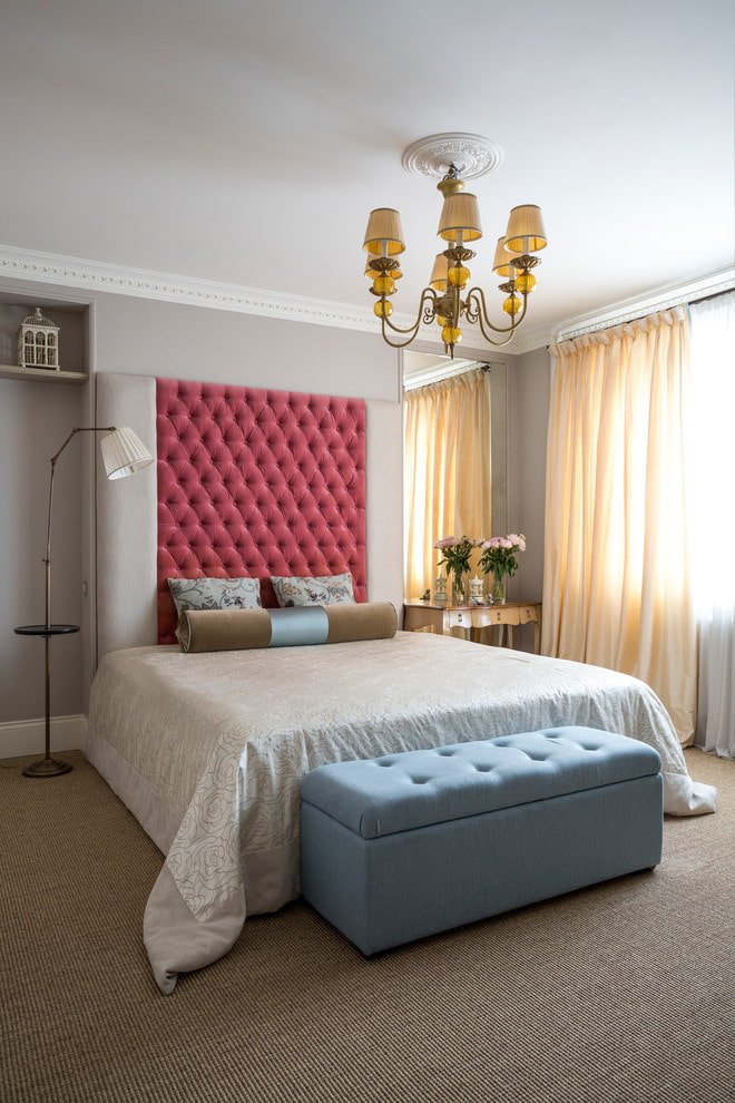 pouf bleu dans une chambre