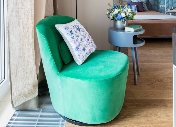 pouf avec dossier dans l'intérieur de la chambre