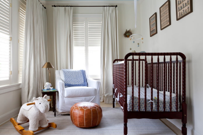 pouf en cuir dans une chambre d'enfant