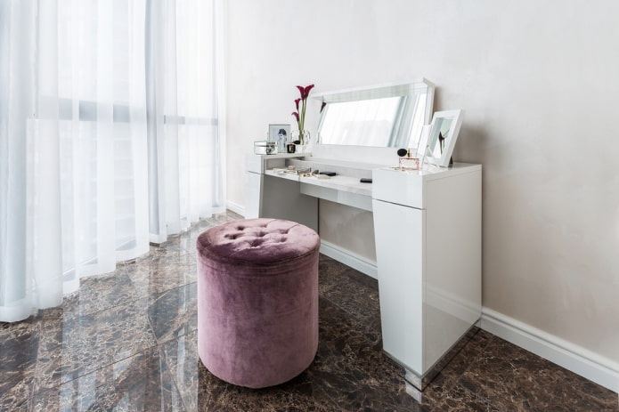 pouf en tissu dans une chambre
