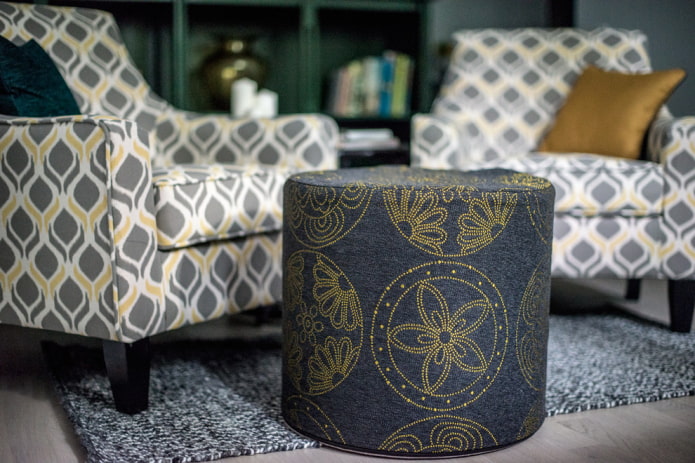 pouf avec broderie dans l'intérieur du salon