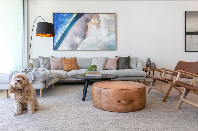 pouf en cuir dans un salon