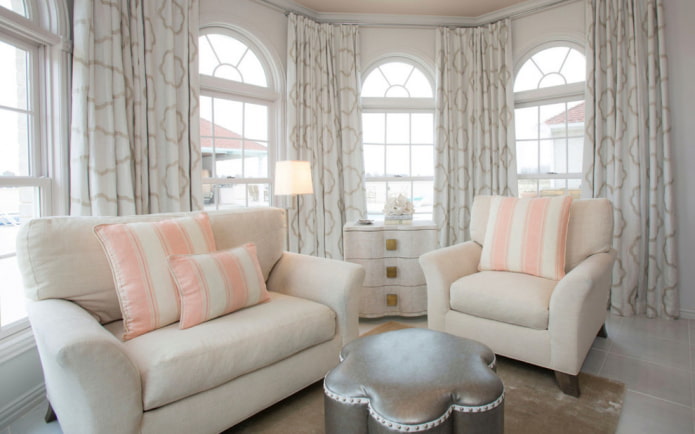 pouf bouclé dans l'intérieur du salon