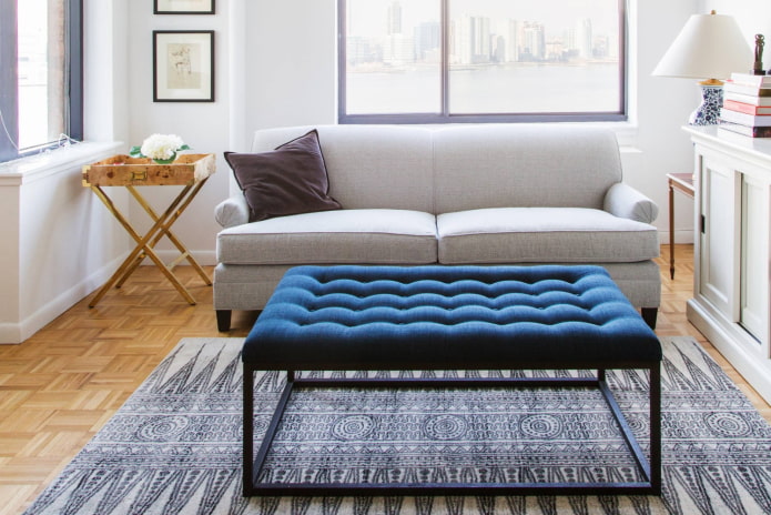 grand pouf dans le salon