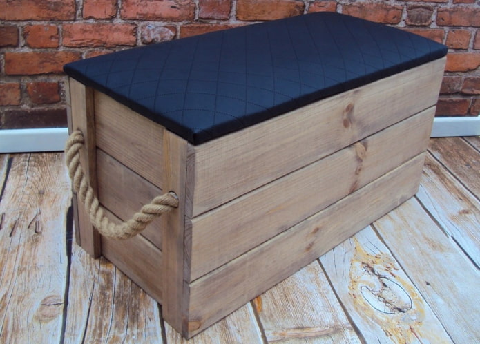 pouf en bois dans une chambre