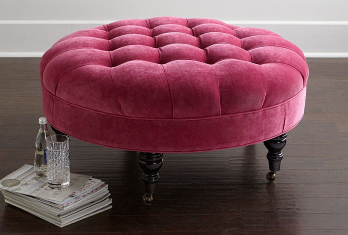 pouf sur roulettes à l'intérieur