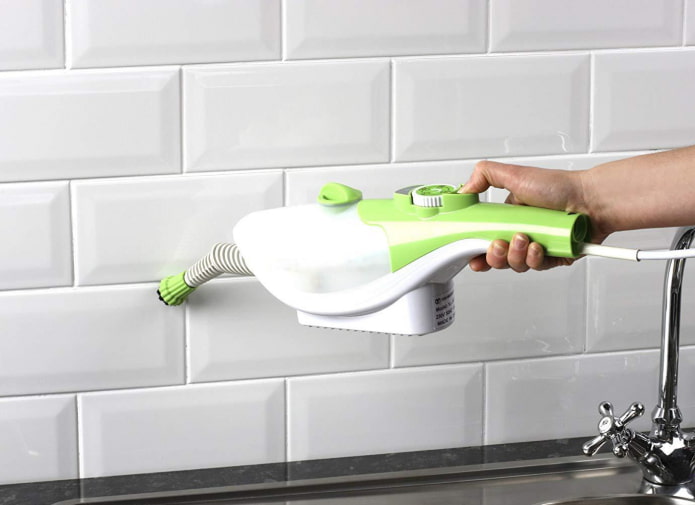Nettoyage du carrelage avec un balai vapeur