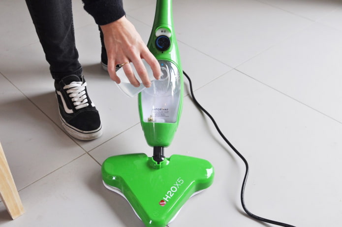 Nettoyage humide avec une serpillière