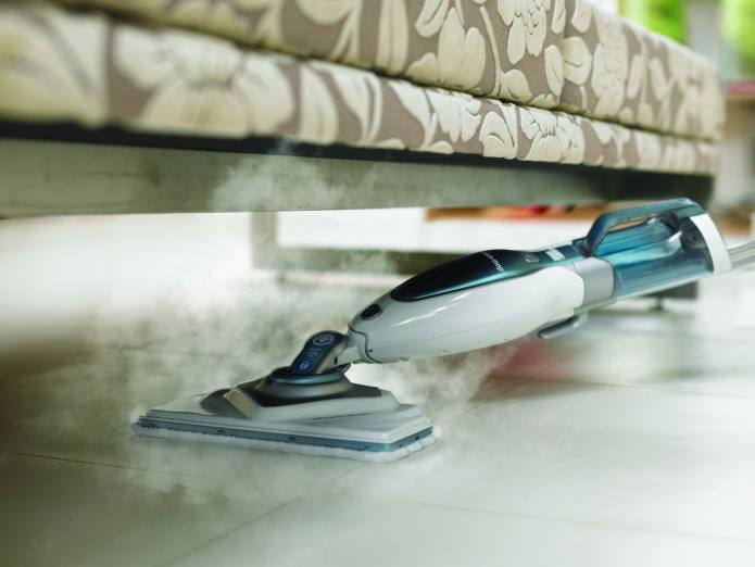 Le balai à vapeur lave le carrelage