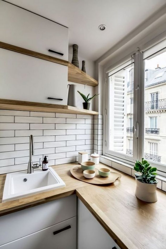 Espace de travail sur le rebord de la fenêtre