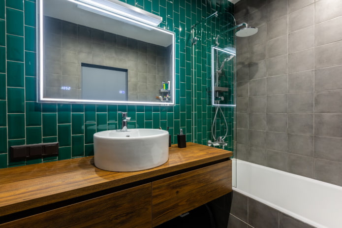Disposition décalée du carrelage dans la salle de bain