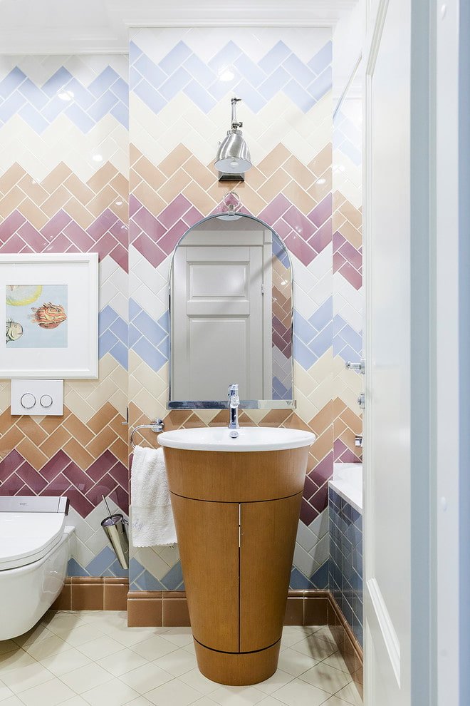 Disposition de carrelage à chevrons dans la salle de bain
